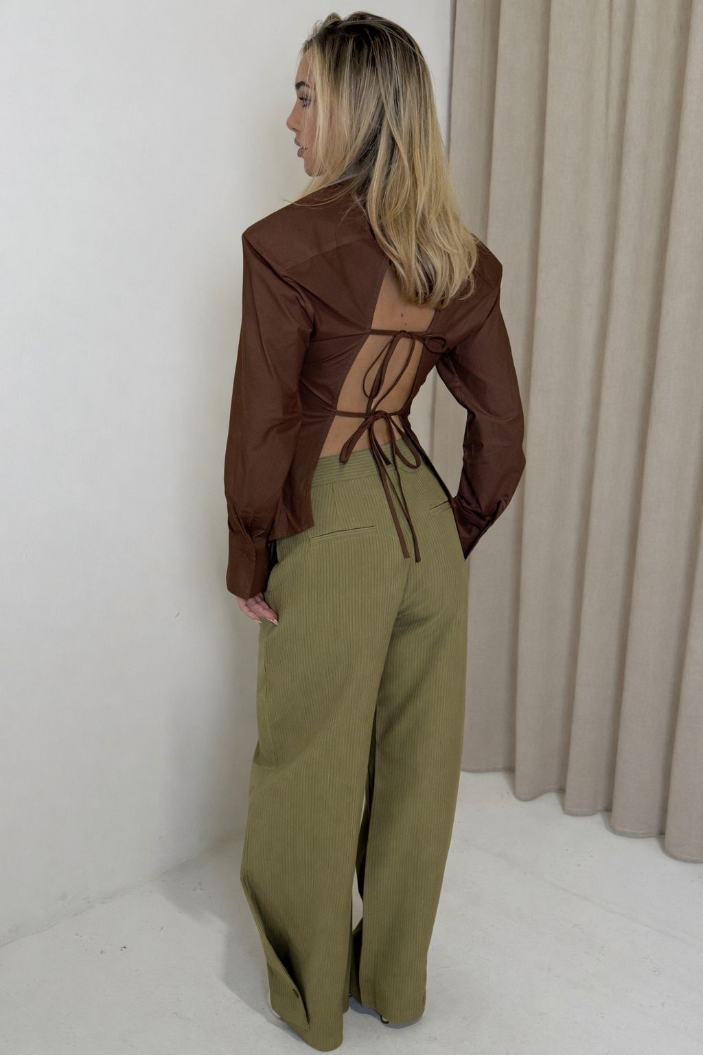 AVERY Long Sleeved Open Back Tailored Shirt In Chocolate Brown