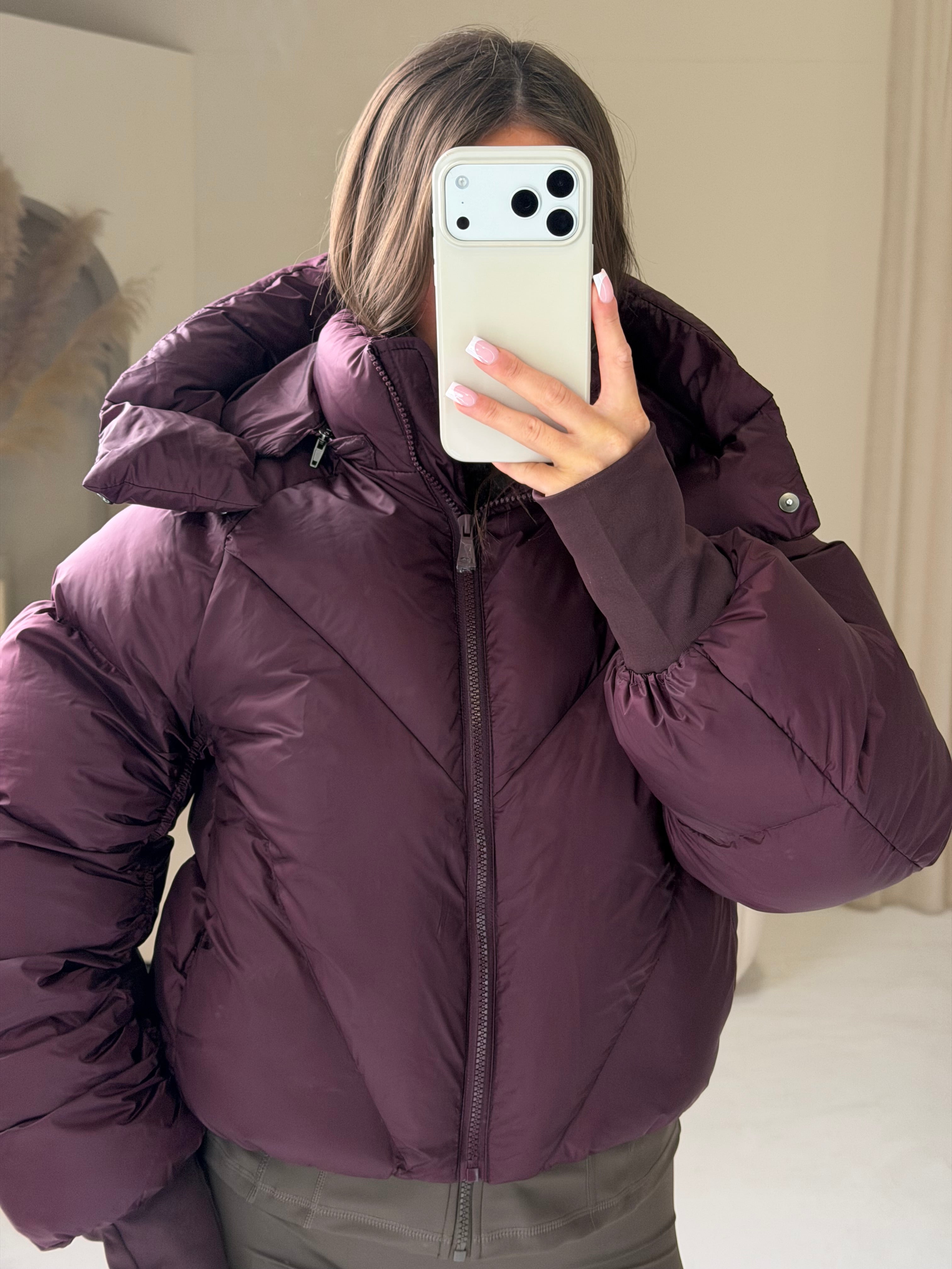 NAOMI Long Sleeved Cropped Puffer Jacket In Burgundy