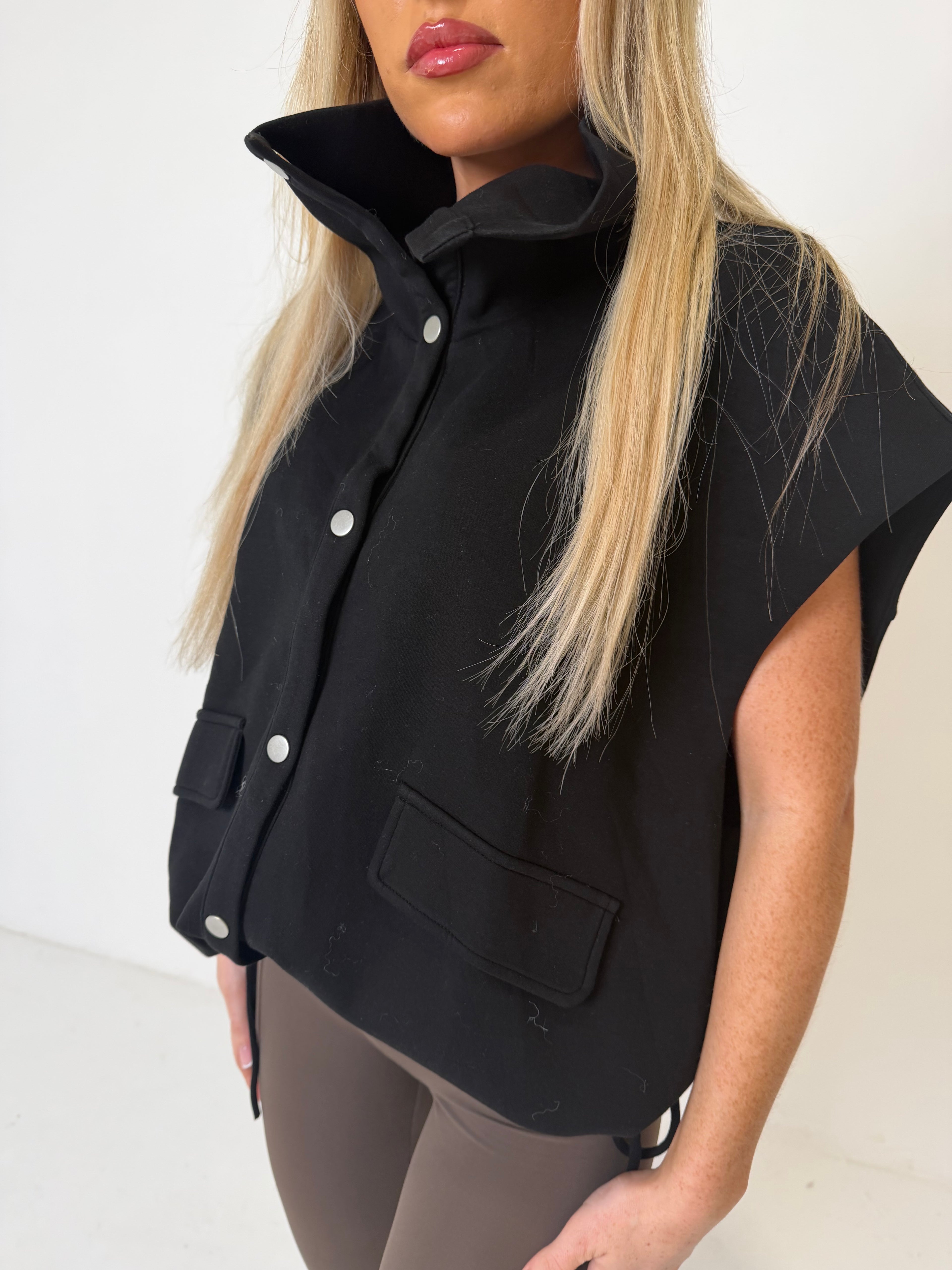 MARGOT Sleeveless Button Up Jacket In Black